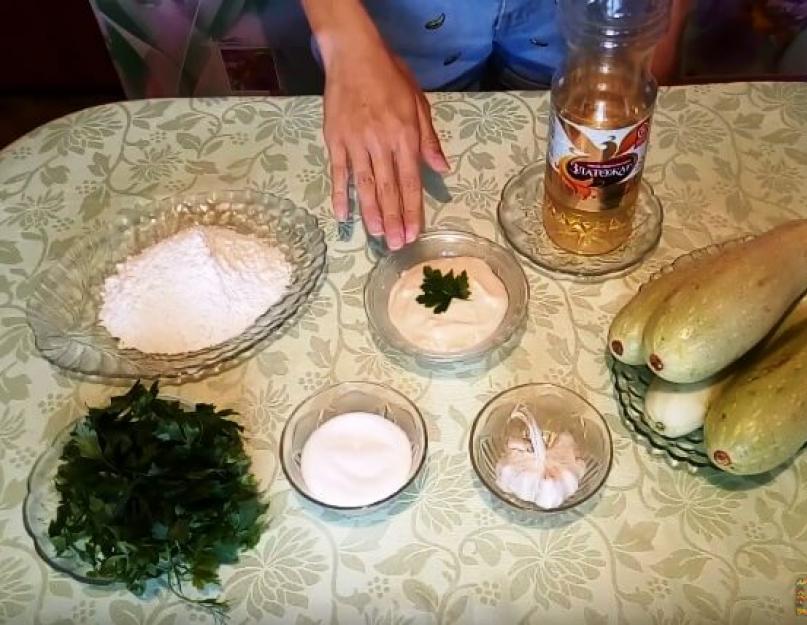 Жареные кабачки колечками с чесноком. Жареные кабачки: вкусные рецепты. Жареные кабачки с грибами и томатами