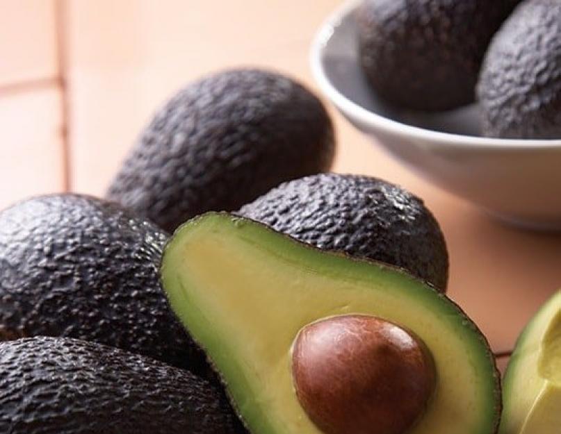 Чем отличается черный авокадо от зеленого. Полезные свойства авокадо. Авокадо - как его едят