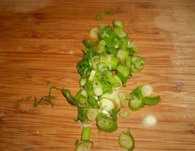 Салат с омлетом и жареным луком. Салат из омлета: основа одна, рецепты разные. Маринуем луковую нарезку в уксусном маринаде