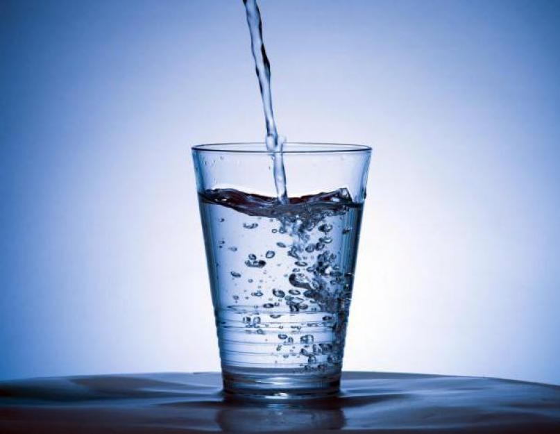В какой пропорции разводить спирт. Правильная технология разбавления спирта водой в домашних условиях. Спирт в воду или воду в спирт? Рецепт водки из спирта