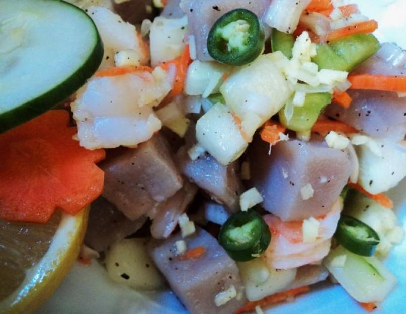 Салат с отварной белой рыбой. Рецепты салатов с отварной рыбой. Салаты из отварной рыбы — рецепты на будни и праздники