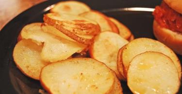 Почему картошка прилипает к сковороде