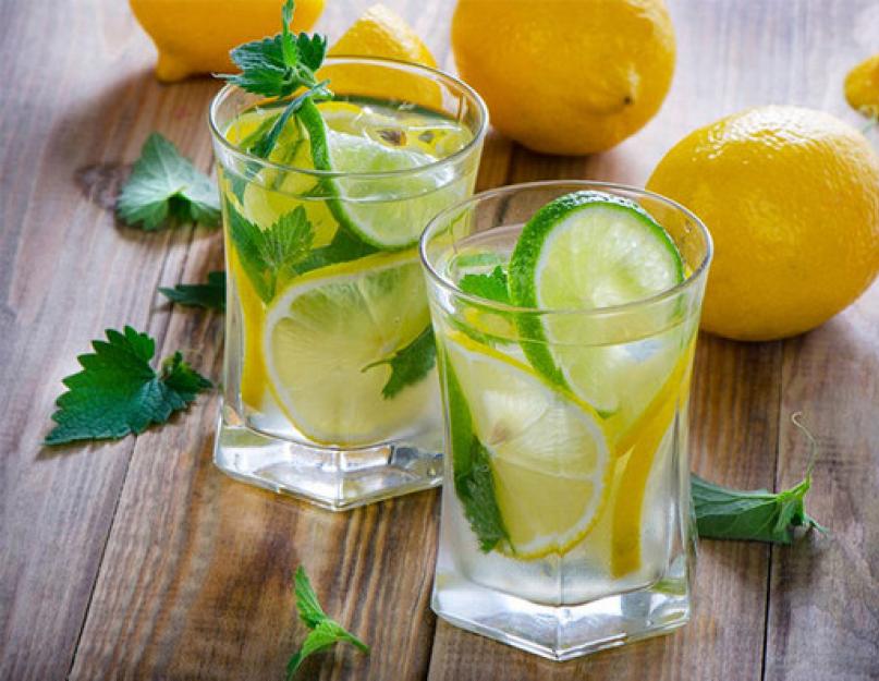 Теплая вода с лимоном натощак творит чудеса. Откорректируйте свои утренние привычки. Какова польза воды с лимоном для организма, есть ли вред, когда лучше и сколько пить утром, днем, на ночь, натощак