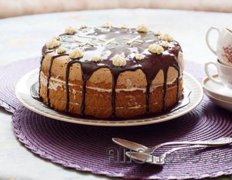 Бисквитный торт с кремом и шоколадной глазурью. Бисквитный торт в шоколадной глазури. Пирожные с белой глазурью «Королевский пир»