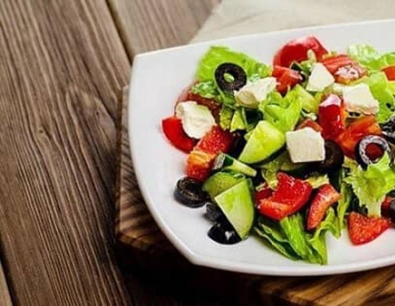 Греческий салат с растительным маслом рецепт. Греческий салат в домашних условиях. Греческий салат с брынзой и маслинами. Лучший рецепт