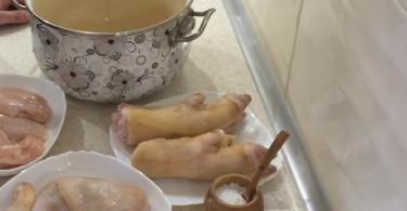 Холодец из свиных ножек — самые вкусные рецепты Рецепт холодца из свиных ножек и окорочков