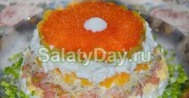 Royal salat med rød kaviar og blæksprutte