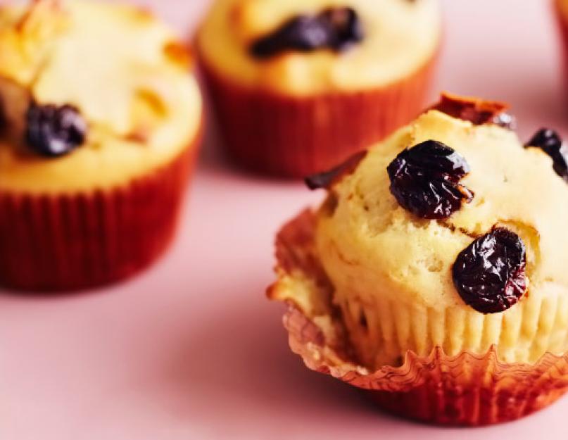 Cupcakes simples dans des moules en papier.  Cupcakes dans des moules en papier