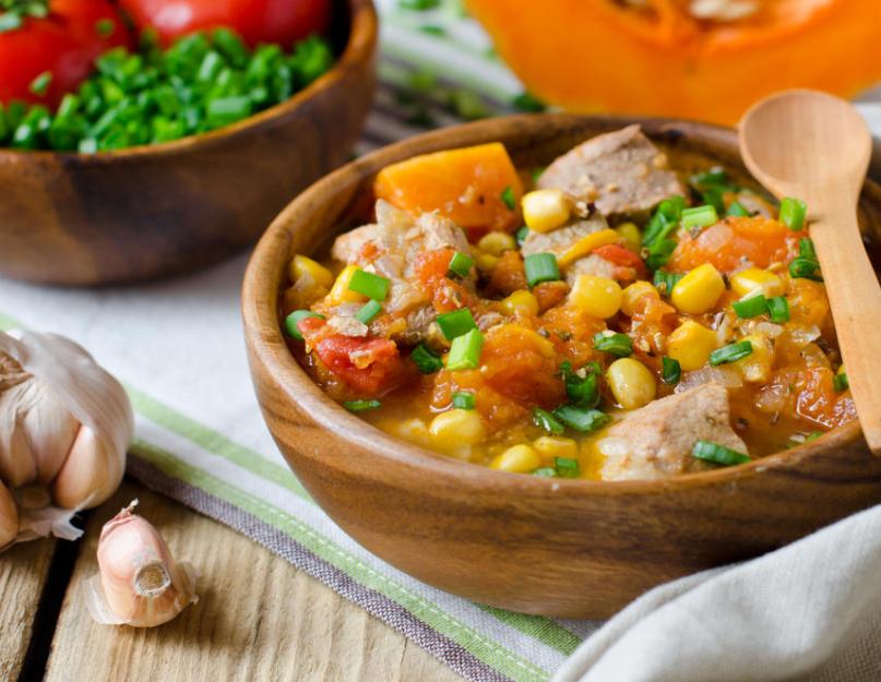 Plats de légumes d'été et de viande.  Dîner de légumes