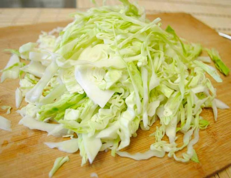 Салат из белокочанной капусты простой. С консервированным тунцом. Очень вкусный, нежный с куриным филе – рецепт быстрого приготовления с фото