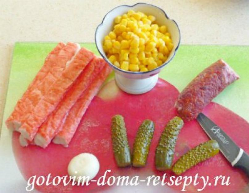 Салат с крабовыми палочками, кукурузой и огурцами. Классический салат с крабовыми палочками и колбасой