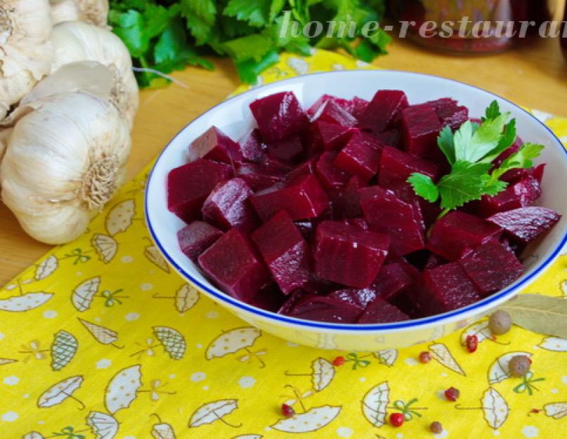 Мариновать свеклу на зиму кусочками. Свекла. Свекла для холодного борща. Маринованная свекла для холодного борща. Свекла маринованная в банке для холодного борща.