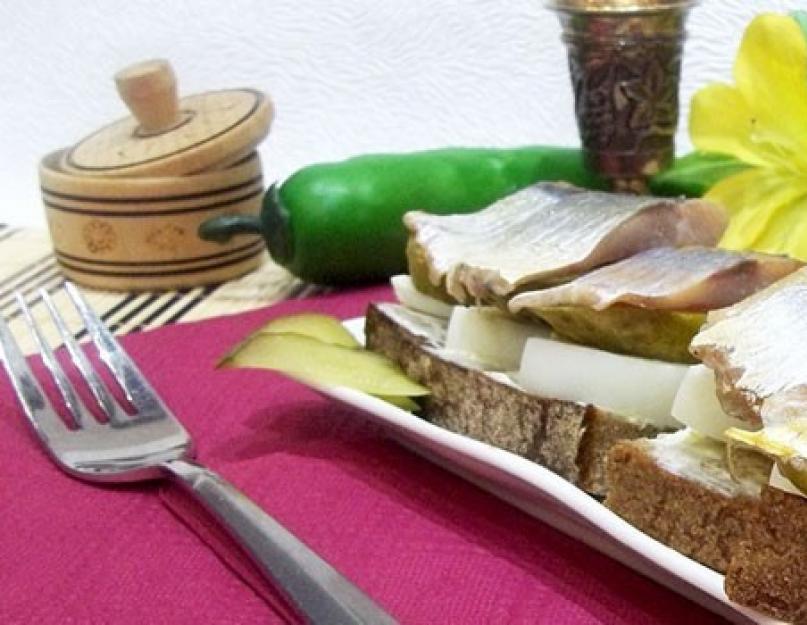 دستور العمل های پیش غذا شاه ماهی.  پیش غذا شاه ماهی - منو برای میز جشن.  روش هایی برای تزئین غذاهای میان وعده ساخته شده از شاه ماهی معمولی
