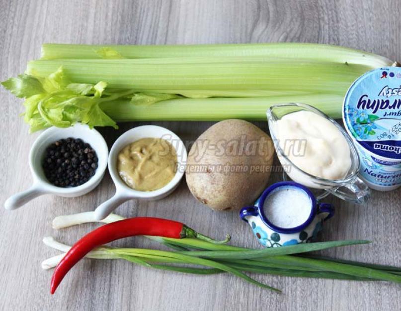 Salade d'œufs de céleri et de pommes de terre.  Salade de pommes de terre au céleri.  Salade de pommes de terre au céleri ou Olivier américain