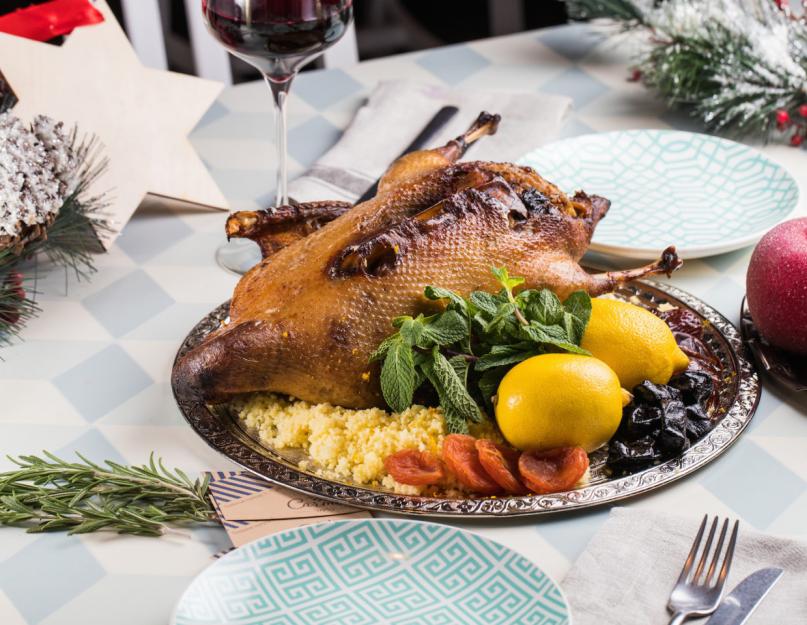 Canard en pâte aux pommes de terre.  Recette de canard en pâte pour le nouvel an.  Volaille farcie au sarrasin