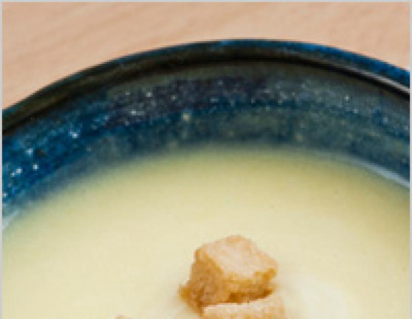 Fariner la soupe pour obtenir de l'épaisseur.  Soupe de pommes de terre en purée : épaisse ou fine.  Soupe crémeuse de pommes de terre aux crevettes