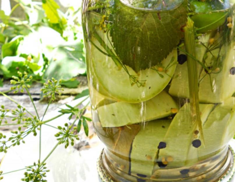 Des collations de courgettes pour l'hiver rapidement.  Apéritif de courgettes épicées.  Ingrédients pour un pot d'un litre