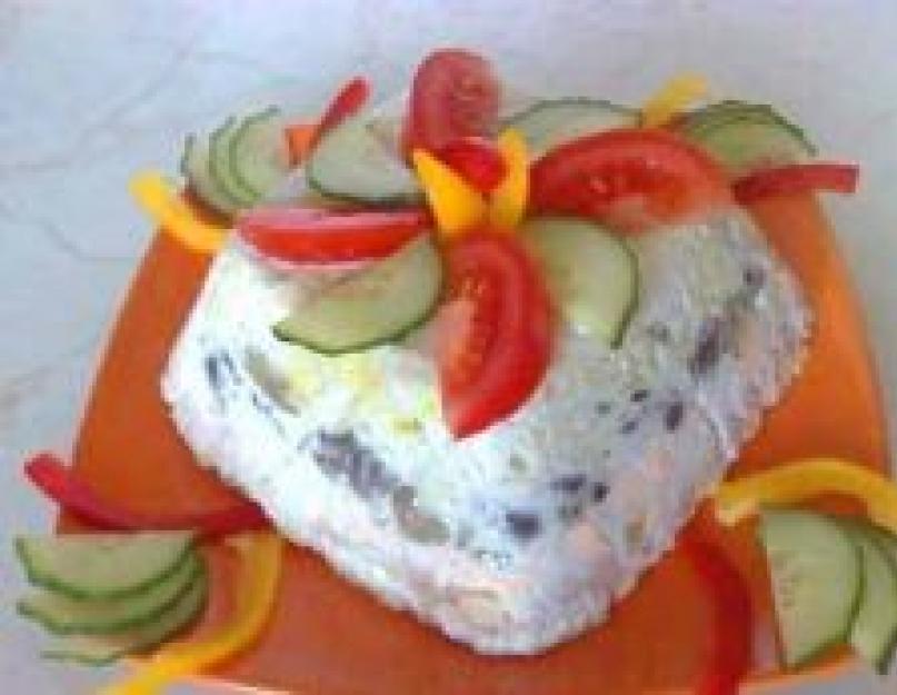 Овощные салаты с тунцом.  Этот салат подается между двумя кусками хлеба, как сэндвич