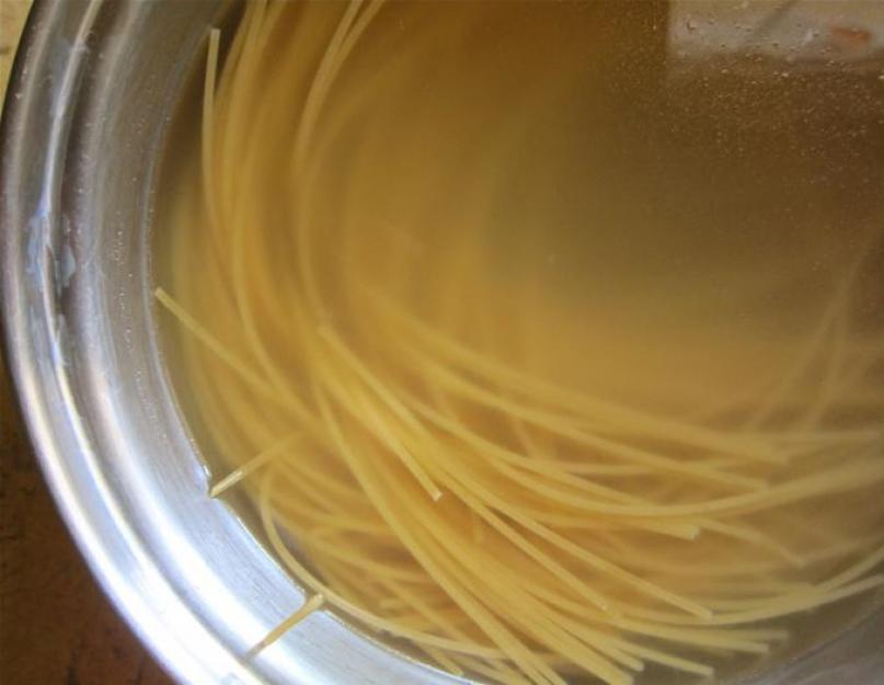 Как правильно варить спагетти чтобы. Лайфхаки для макарон: как сварить правильно и что делать, чтобы они не слипались. Ингредиенты для спагетти
