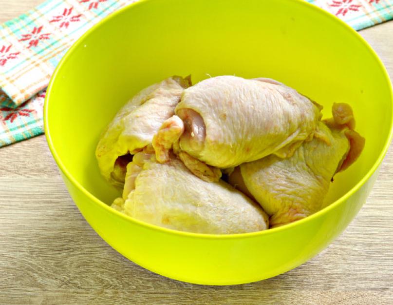 куриные бедра в майонезном соусе. жареные куриные бедра на сковороде с корочкой. куриные бедра майонез чеснок. куриные бедрышки запеченные с сыром. куриные бедра майонез чеснок.