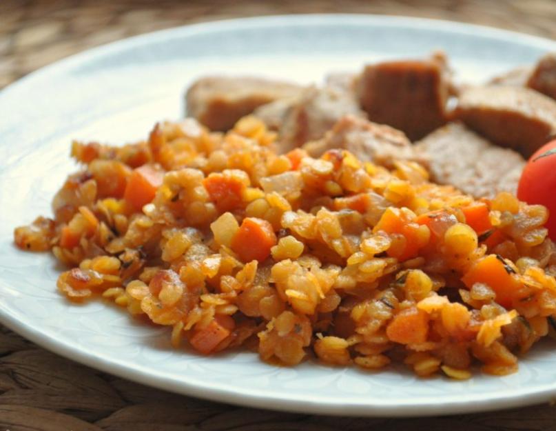 Plats de lentilles en conserve.  Lentilles rouges aux légumes