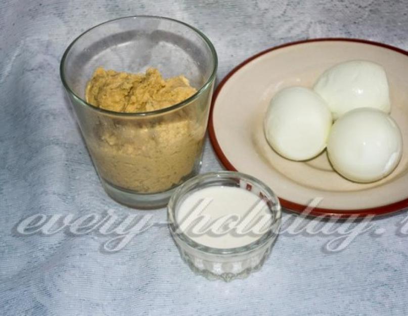 Фаршированные яйца паштетом. Яйца, фаршированные печеночным паштетом. Простые фаршированные яйца с жареным луком