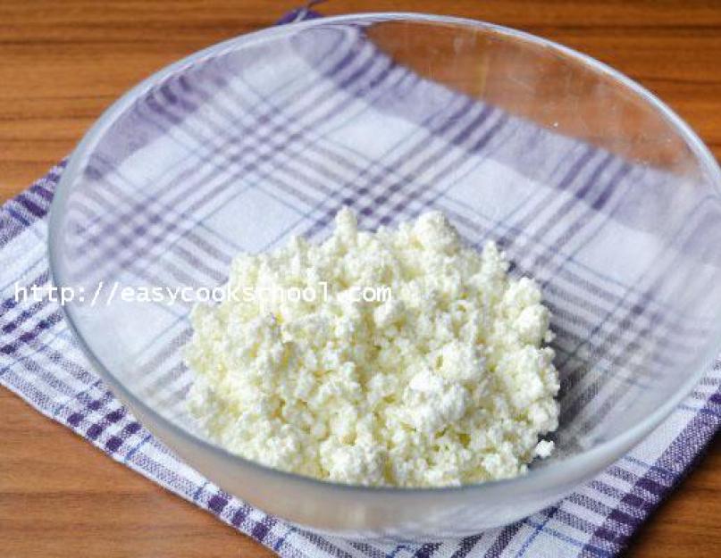 Khachapuri à base de pâte feuilletée au fromage.  Khachapuri à base de pâte feuilletée au fromage