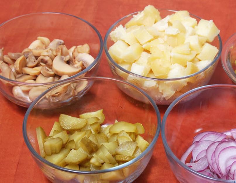 Грибной салат с солеными огурцами. Слоеный салатик с грибами, сыром и мясом