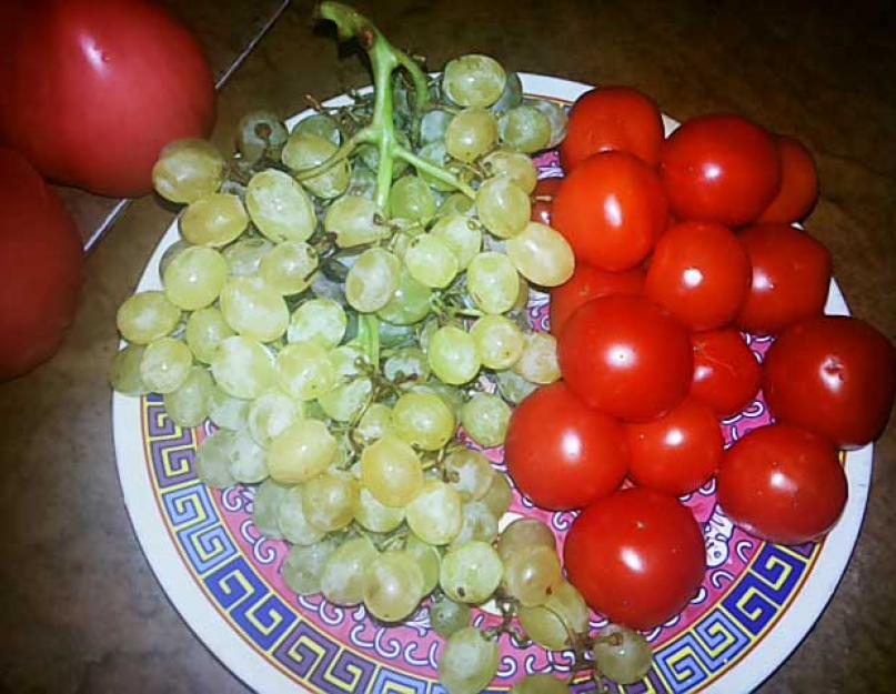 Маринованные помидоры с чёрным виноградом. Помидоры на зиму с виноградом изабелла