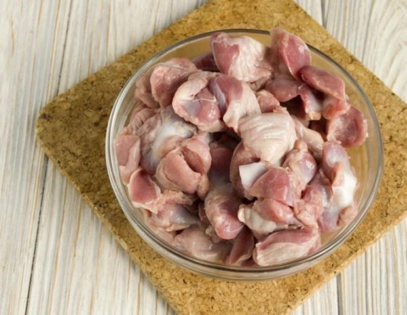 Havuçlu tavuk taşlıkları nasıl pişirilir?  Tavuk taşlıklarını pişirmek çok lezzetlidir.  Fırında patatesli tencerelerde tavuk taşlıkları nasıl pişirilir?