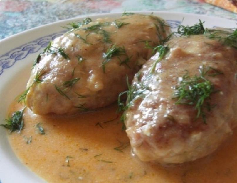 Le chou paresseux roule des escalopes dans une poêle.  Rouleaux de chou paresseux au chou chinois.  Rouleaux de chou paresseux dans une poêle - recette étape par étape