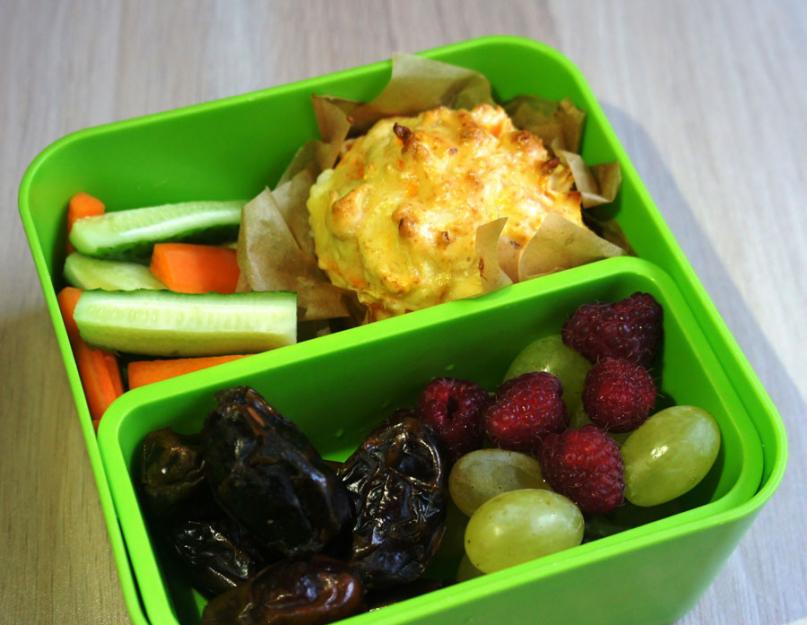 Quinze idées de boîtes à lunch d'été.  « Poche » de poitrine de poulet à la tomate.  Ragoût de sarrasin et de légumes