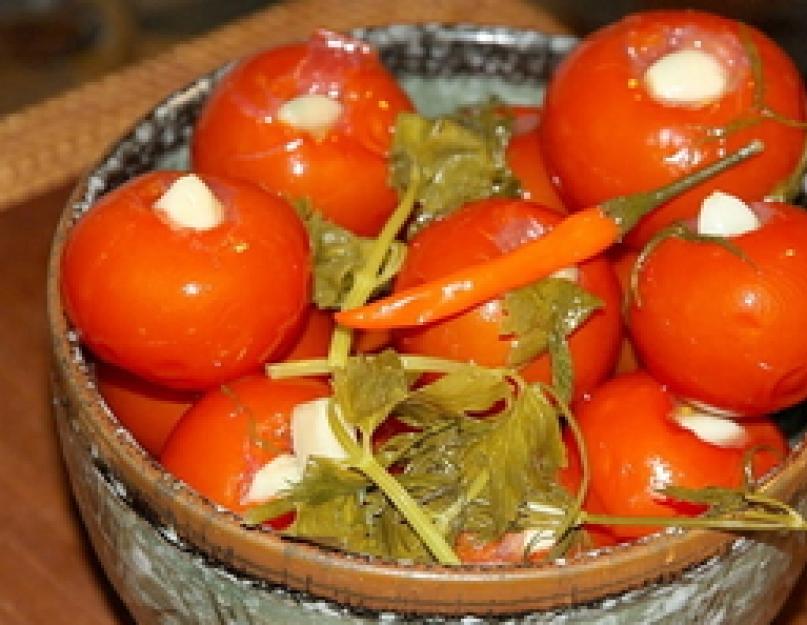 Помидорки с чесноком маринованные. Как замариновать зеленые томаты. Соленые помидоры в литровых банках