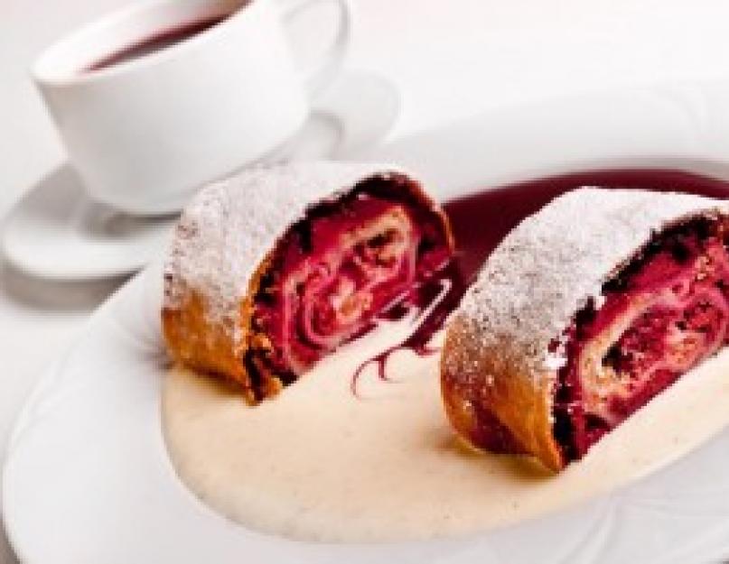 Garniture de strudel en pâte feuilletée.  Strudel aux pommes en pâte feuilletée.  Rapide, savoureux, bon marché, facile.  Quel type de pâte faut-il pour le strudel : pâte extensible ou feuilletée ?