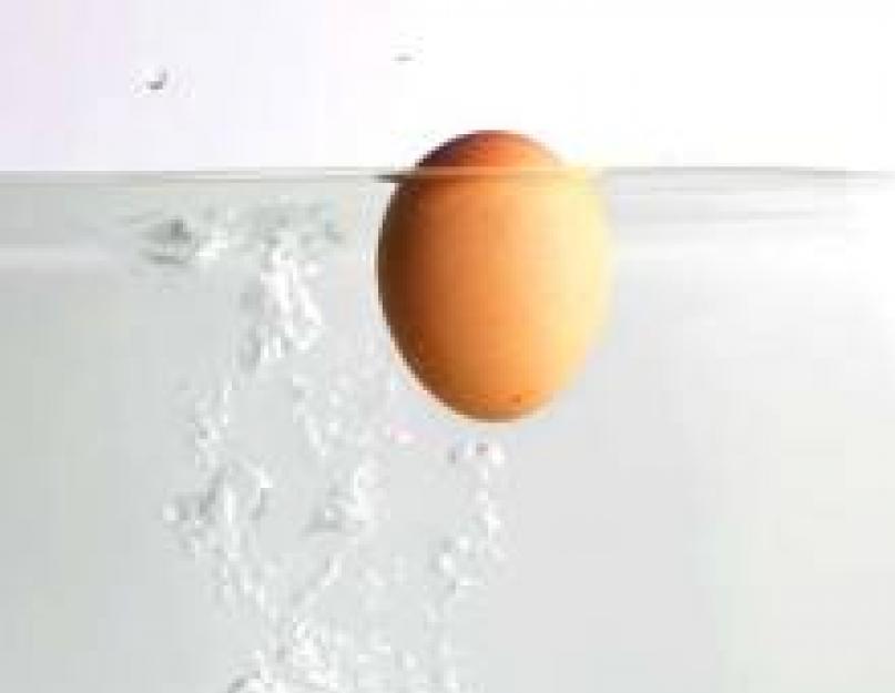 Плохие яйца тонут или всплывают. Можно ли хранить яйца в морозильнике? Почему яйцо тонет или всплывает