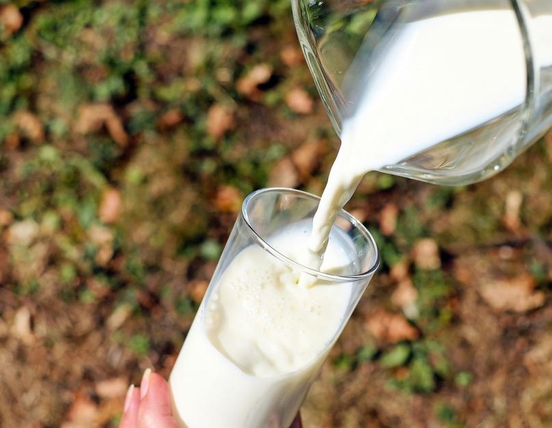 Pourquoi le lait est-il blanc ?  D'où vient cette couleur ?  Une question qui n’intéresse pas que les enfants : pourquoi le lait est-il blanc ?