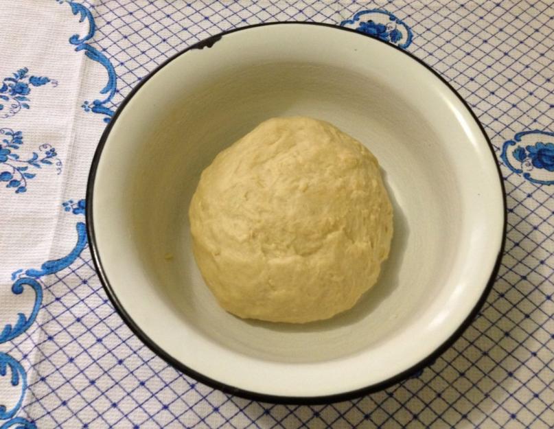 La pâte traditionnelle pour les chebureks est délicieuse et croustillante.  Chebureks à la viande - une recette maison très savoureuse, réalisée avec une belle pâte croustillante.  Pâtés à la viande, très bonne pâte croustillante