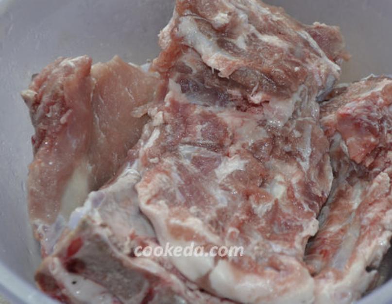 Ребра свиные в фольге рецепт. Свиные ребрышки, запеченные в духовке. Как просто запечь ребрышки свиные с овощами в фольге дома
