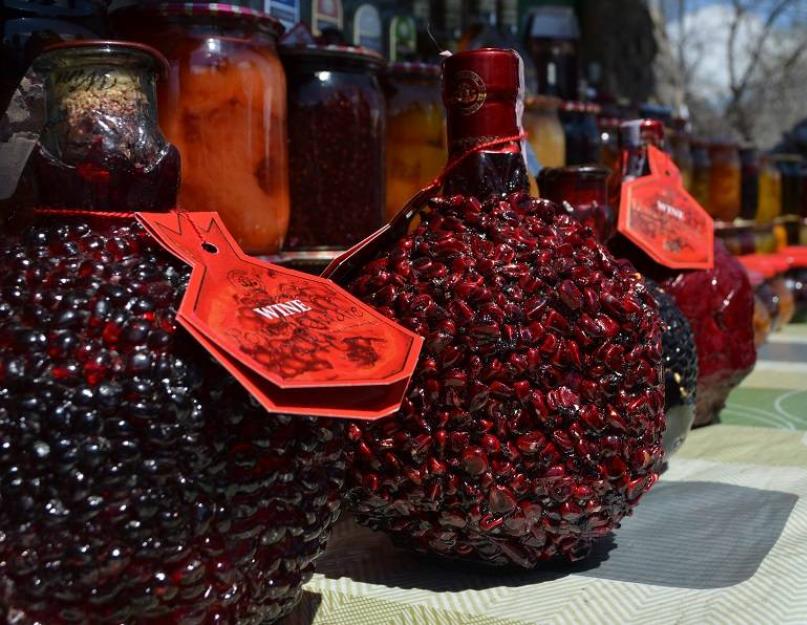 Le vin rouge de grenade arménien est mi-doux.  Vin de grenade - les meilleurs fabricants et marques, les propriétés bénéfiques de la boisson.  Vin de jus de grenade maison