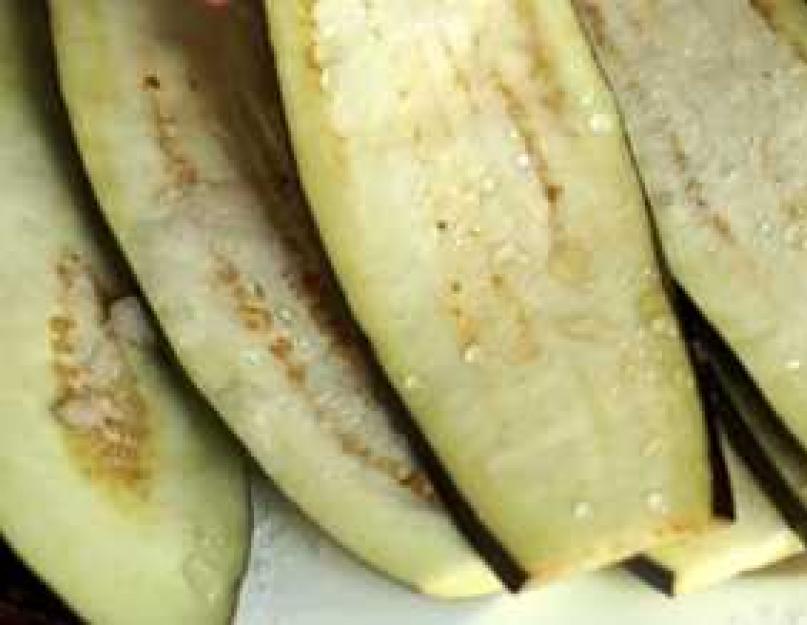 Rouleaux d'aubergines aux tomates.  Comment couper de fines tranches d'aubergine.  Ingrédients pour rouleaux d'aubergines, tomates, fromage et ail