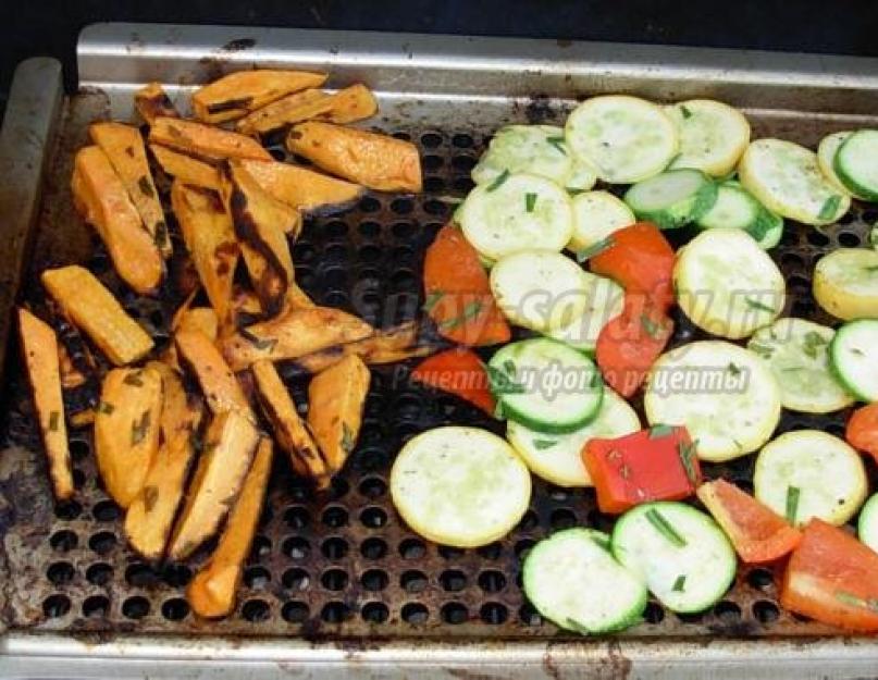 Légumes sur le grill pendant la cuisson.  Légumes grillés sur le grill - délices classiques