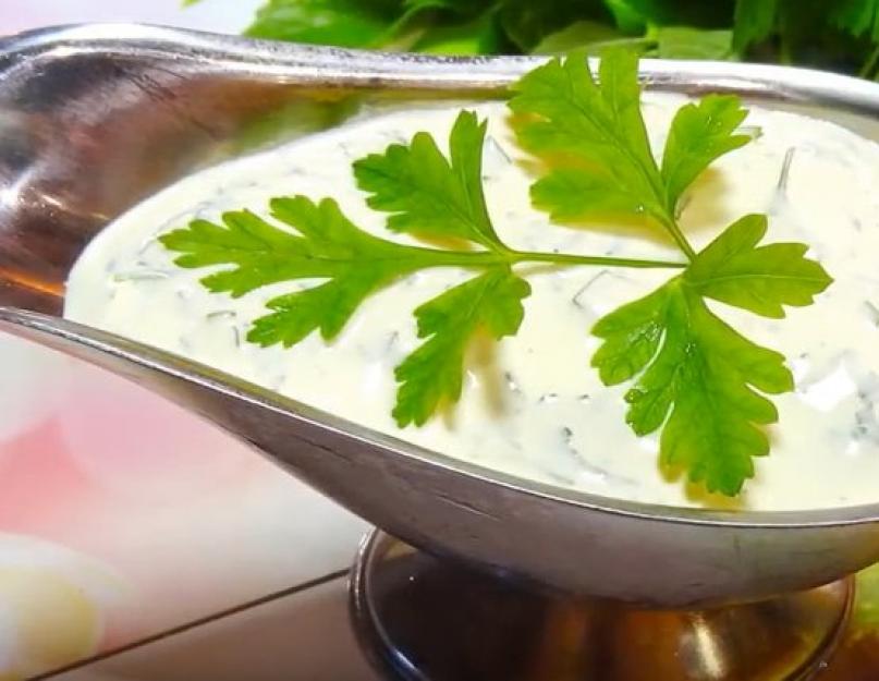 Recette de sauce mayonnaise à la crème sure.  Sauce à la crème sure à l'ail et aux herbes pour les plats principaux