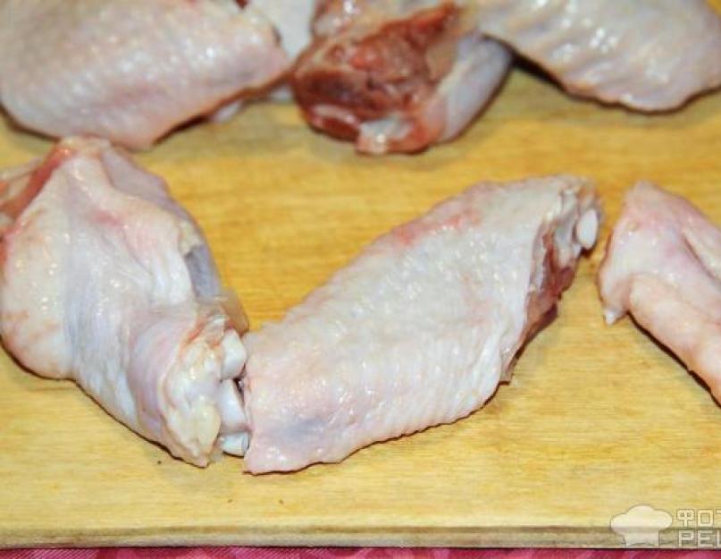 Рецепт: Куриные крылышки Фри - с вкусной золотисто-хрустящей корочкой снаружи и сочные и нежные внутри. Как жарить курицу фри Куриные крылышки фри