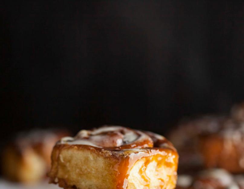 Mangez encore de ces muffins anglais moelleux et buvez du thé.  Mangez encore un peu de ces petits pains français moelleux