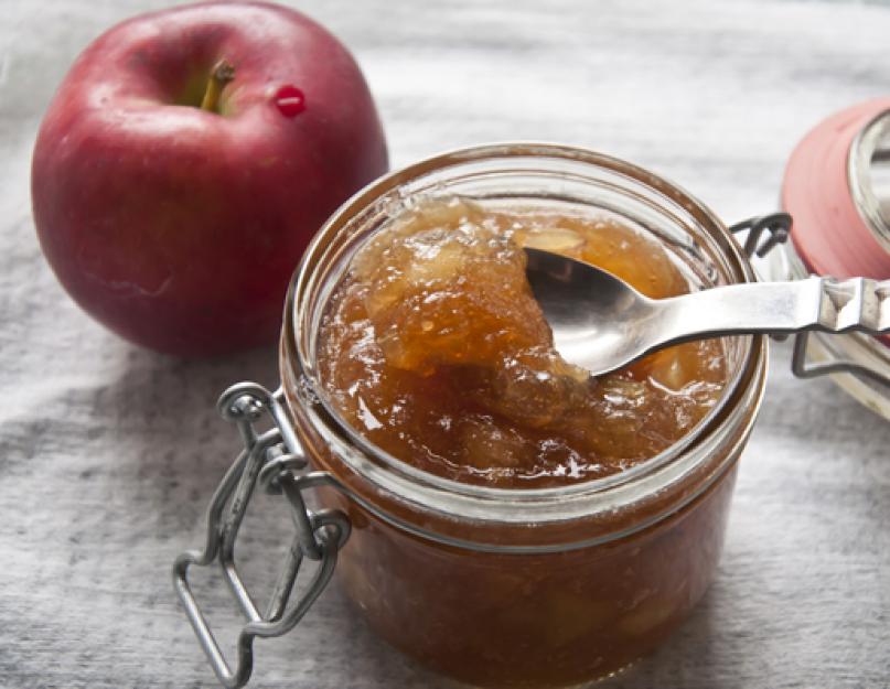 Recette de confiture de pommes maison.  Recettes simples de confiture épaisse et de confiture de pommes pour l'hiver à la maison.  Confiture de pommes dans une mijoteuse