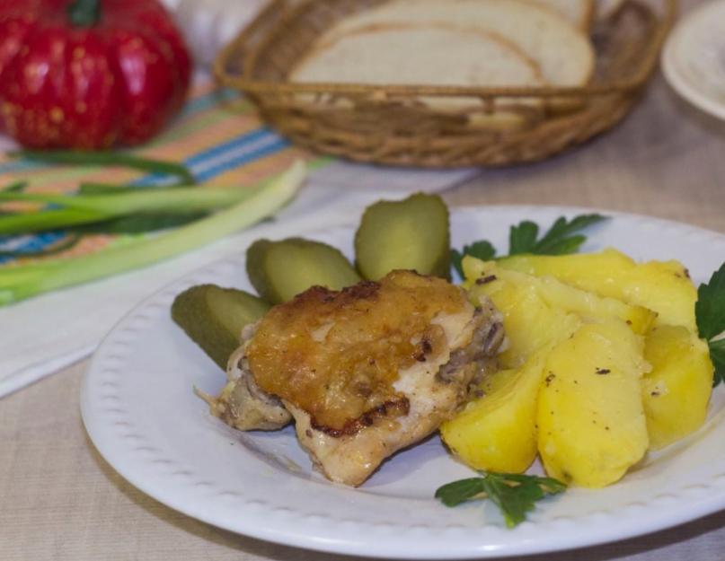 Comment faire cuire des pommes de terre avec des cuisses au four.  Cuisses de poulet aux pommes de terre au four - recette avec photo.  Toujours un bon dîner