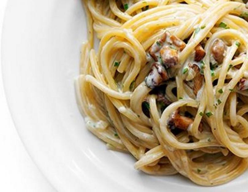 Как вкусно приготовить макароны с соусом сливочным. Сливочно-грибной соус для спагетти из сметаны. Соус из сливок для макарон
