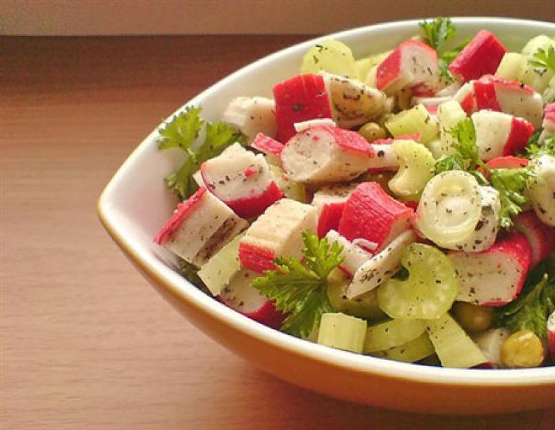 Крабовый салат с сухариками, кукурузой, крабовыми палочками, помидорами. Салат с крабовыми палочками, сухариками и кукурузой. Рецепт с фото