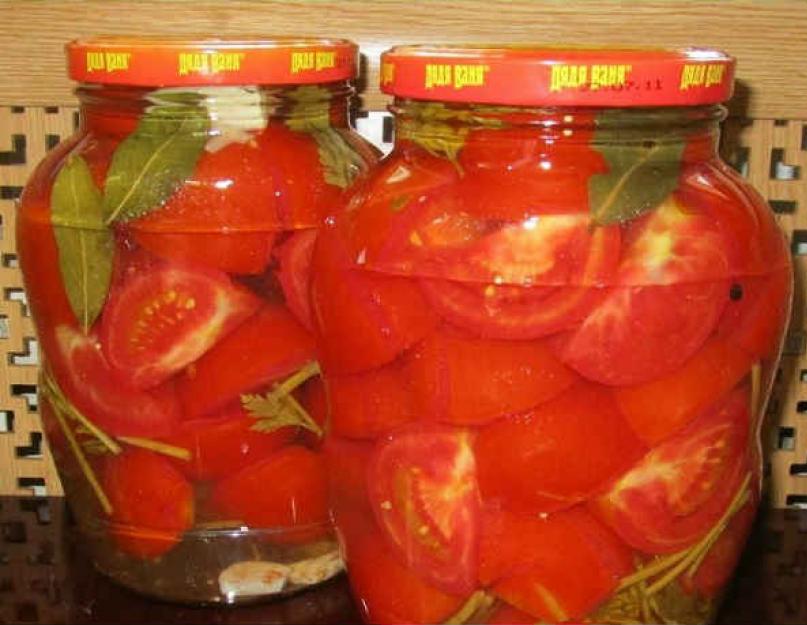 Маринованные помидоры половинками с маслом. Помидоры дольками с луком на зиму. Рецепт маринования томатов в литровых банках