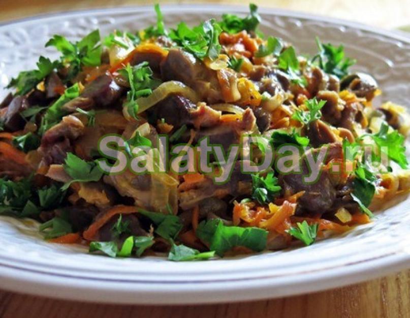Салат из желудков с маринованным луком. Рецепты салатов с куриными желудками. Простой салат из вареных куриных желудков